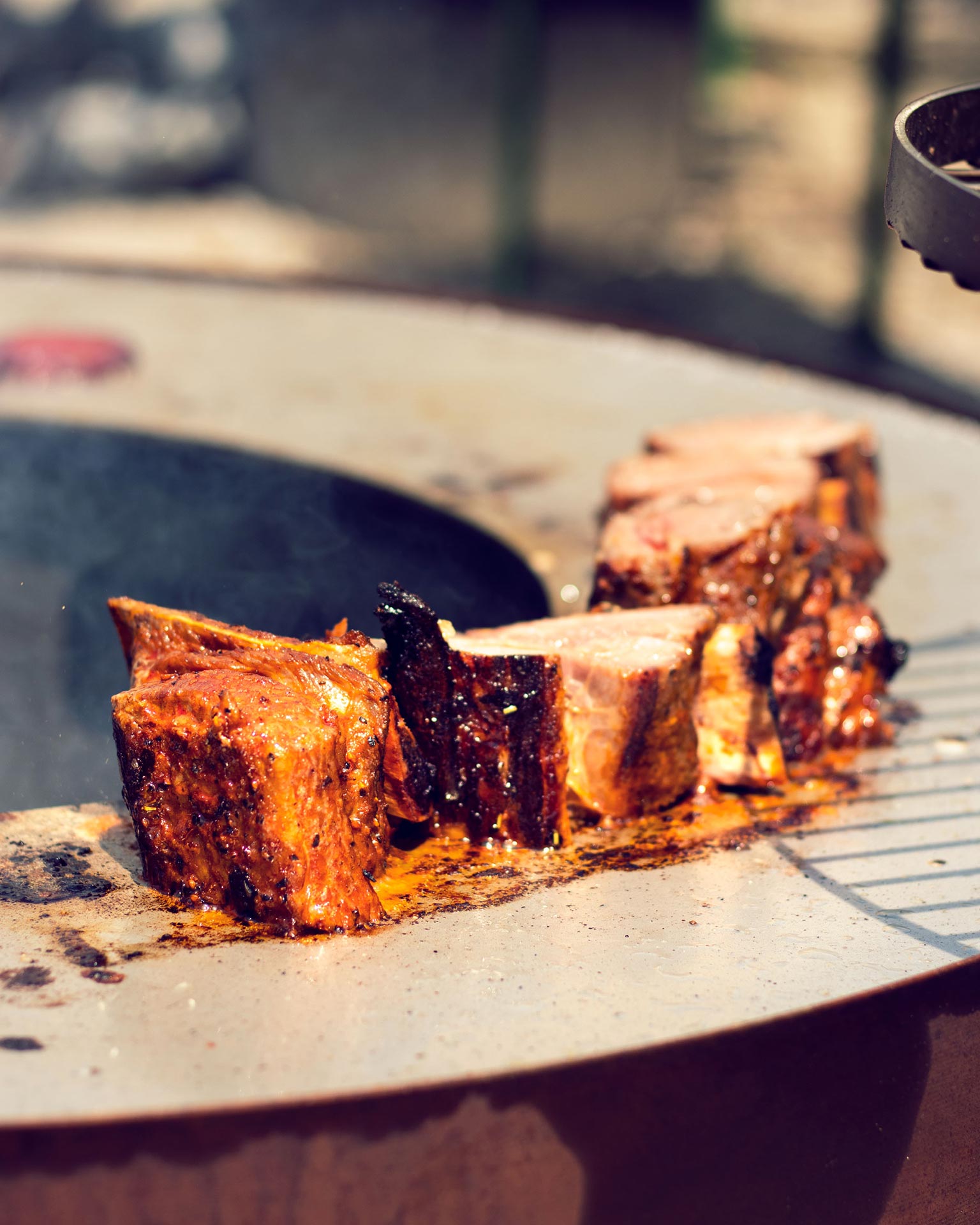 Geschnittenes Asado Steak - auf der Feuerschale